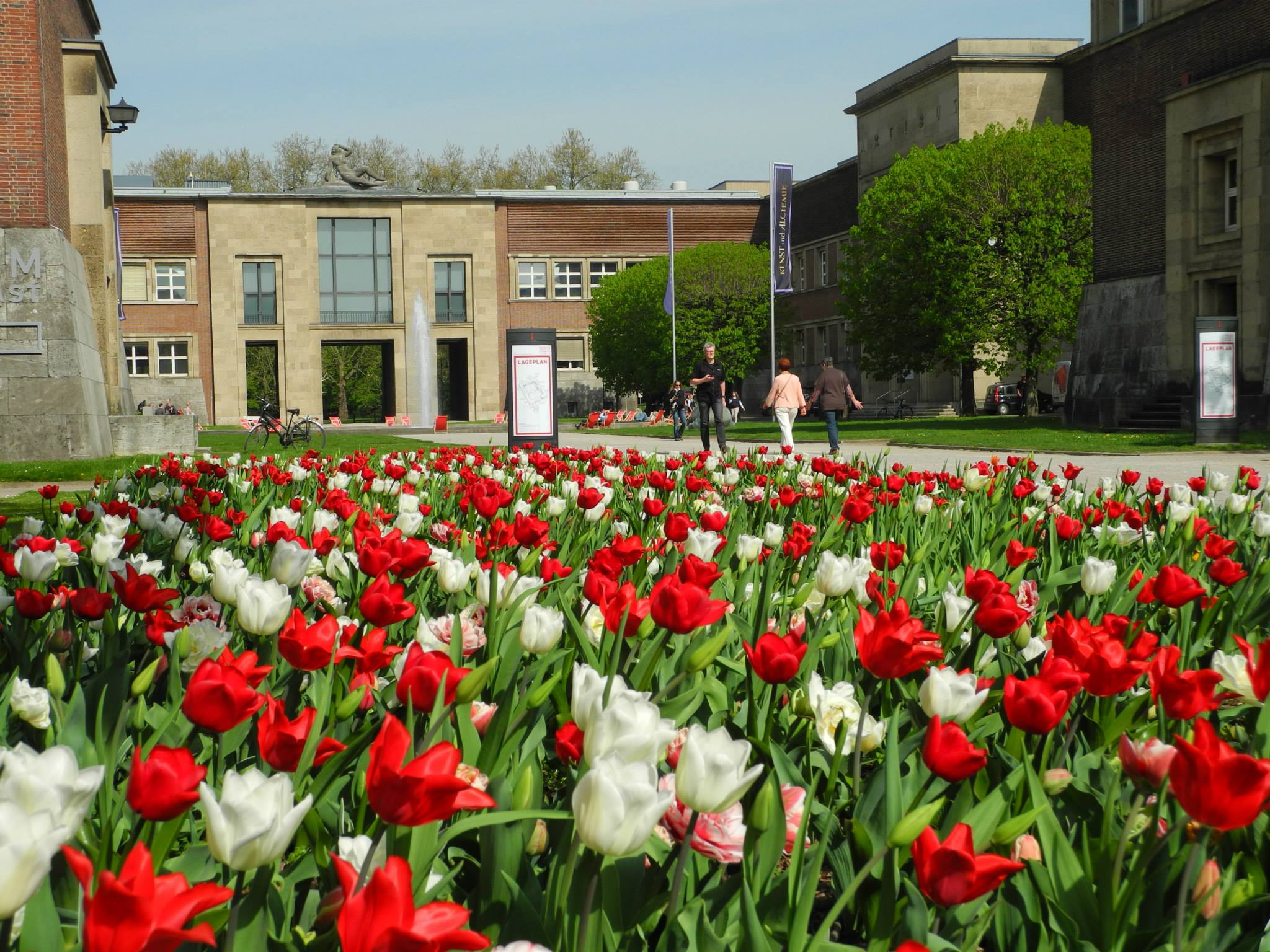 Eherenhof - Perfekter Abschluss zum Rheinufer