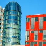 Das 80m hohe "Sign" mit der roten Glasfassade des "CAPRICORN" ( e-on)