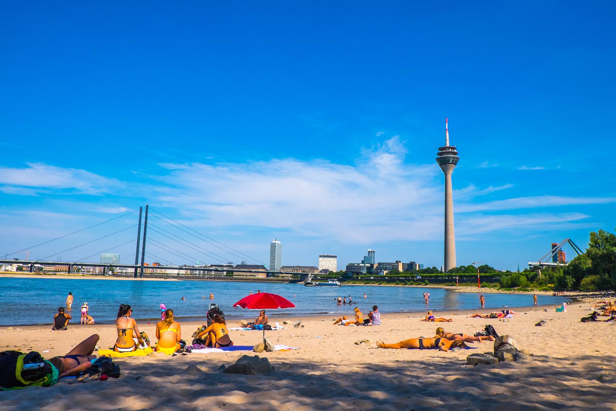 "Rheinparadies" heisst der Strand an der Halbinsel vor dem Golfplatz Lausward ( Zugang via Parlaments-Brückchen")